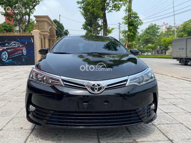 Cần bán Toyota Corolla Altis đời 2018, màu đen còn mới0