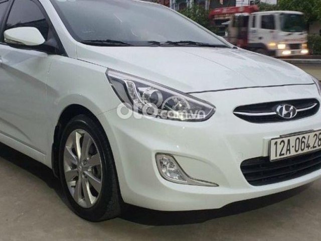 Cần bán gấp Hyundai Accent 1.4 AT sản xuất năm 2016, màu trắng, nhập khẩu Hàn Quốc số tự động, giá 383tr