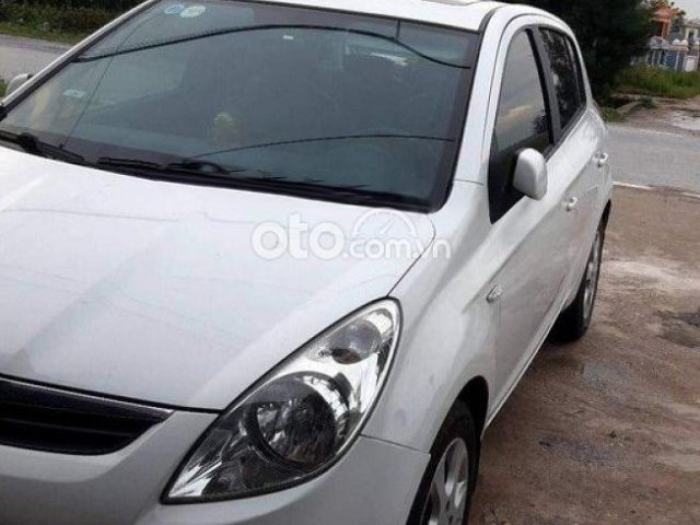 Cần bán gấp Hyundai i20 năm sản xuất 2011, màu trắng, nhập khẩu nguyên chiếc còn mới0