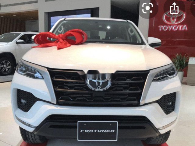 Bán ô tô Toyota Fortuner 2.4 MT 4x2 năm 2021, màu trắng0