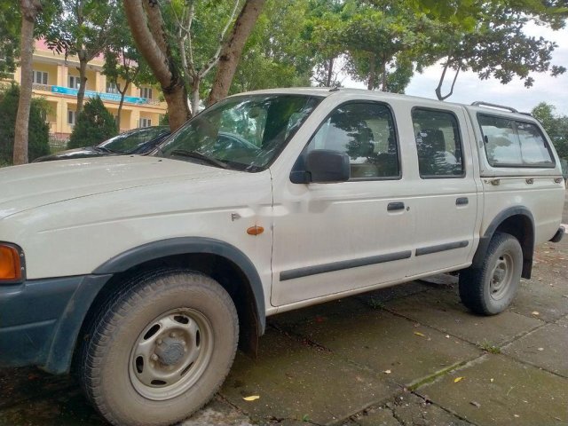 Cần bán Ford Ranger năm sản xuất 2002, màu trắng xe gia đình0