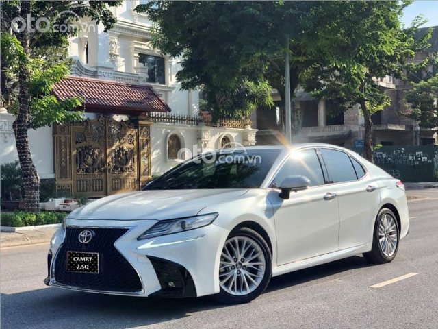 Bán xe Toyota Camry năm sản xuất 2019, màu trắng0