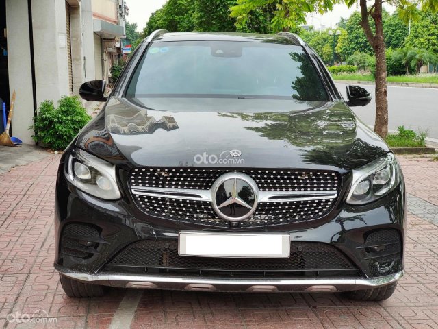 Cần bán xe Mercedes GLC300 sản xuất 2018, màu đen0