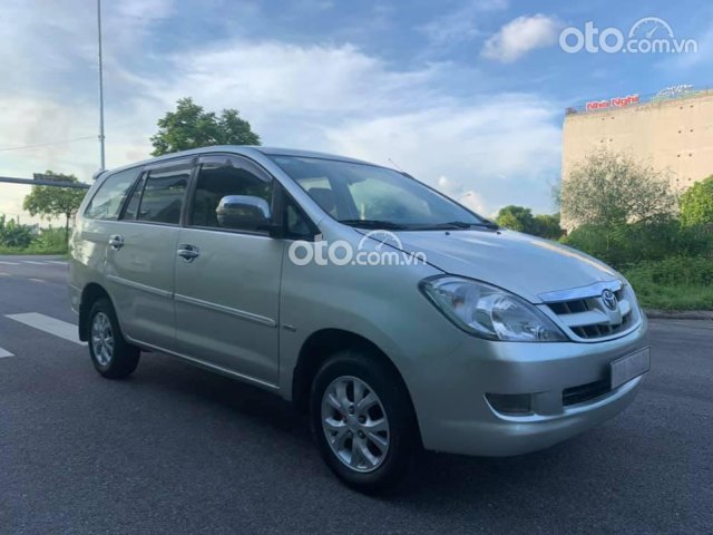 Cần bán lại xe Toyota Innova năm sản xuất 2008, màu bạc0