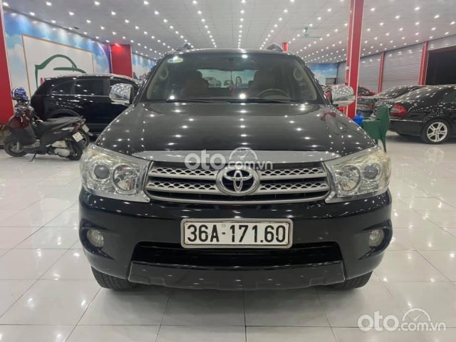 Cần bán gấp Toyota Fortuner sản xuất năm 2010, màu đen số tự động, giá chỉ 385 triệu0