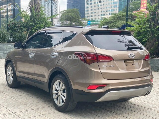 Cần bán gấp Hyundai Santa Fe 2.4AT 2016, màu nâu giá cạnh tranh0