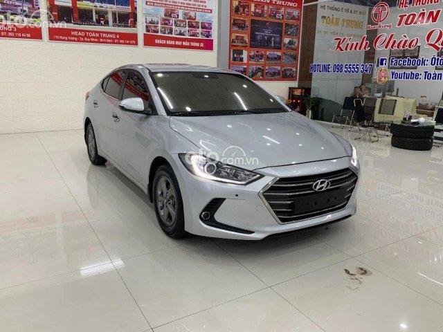 Cần bán xe Hyundai Elantra 1.6 MT năm 2018, màu bạc còn mới0