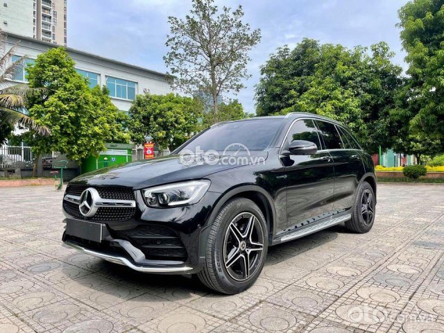 Cần bán lại xe Mercedes GLC300 năm 2020, màu đen chính chủ0