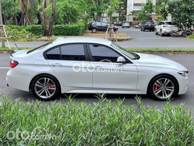 Cần bán xe BMW 320i năm 2013, màu trắng, 899 triệu0