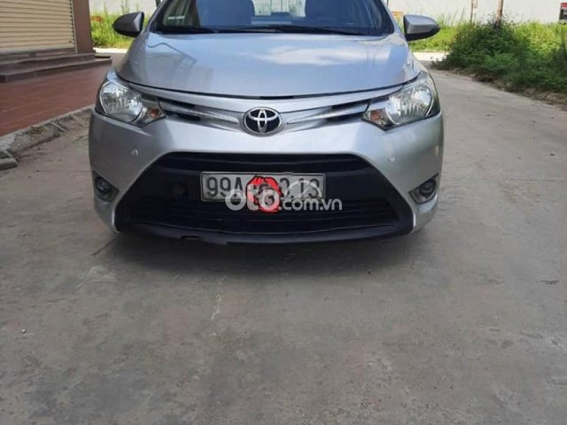 Cần bán Toyota Vios 1.5E năm sản xuất 2015, màu bạc0