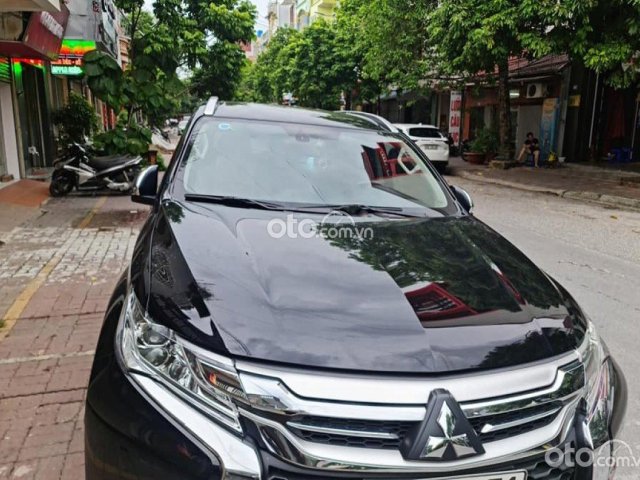 Bán Mitsubishi Pajero Sport 3.0G 4x2 AT 2018, màu đen, xe nhập xe gia đình0