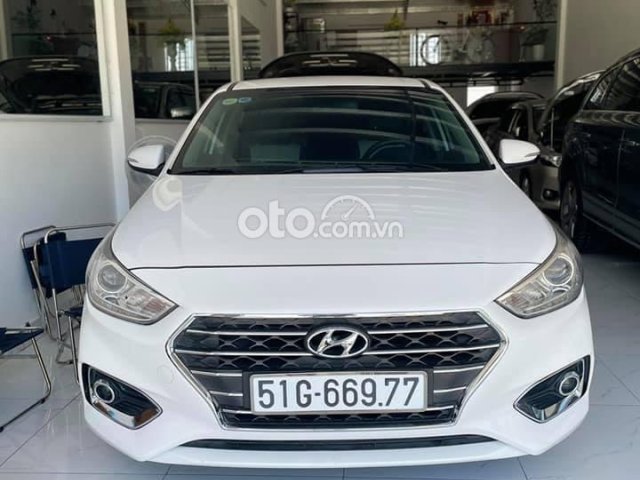 Cần bán xe Hyundai Accent sản xuất 2018, màu trắng số sàn, 385 triệu0