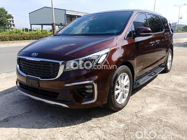 Cần bán gấp Kia Sedona 2.2 DAT Luxury đời 2020, màu đỏ xe gia đình0