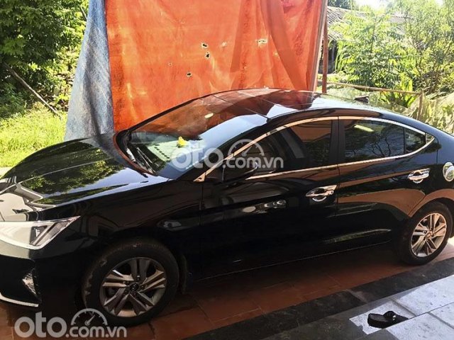Bán ô tô Hyundai Elantra sản xuất 2019, màu đen còn mới0