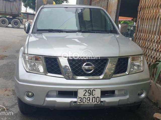 Cần bán gấp Nissan Navara LE 2.5 MT 4WD năm sản xuất 2010, màu bạc, xe nhập số sàn0