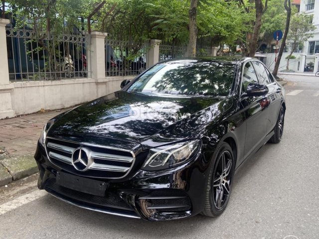 Xe Mercedes E300 AMG năm 2017, màu đen0