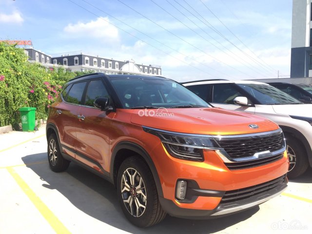 [Hà Nội] Bán xe Kia Seltos 1.4 Premium giao ngay, tặng full phụ kiện chính hãng, hỗ trợ trả góp 90%, trả trước 200tr0