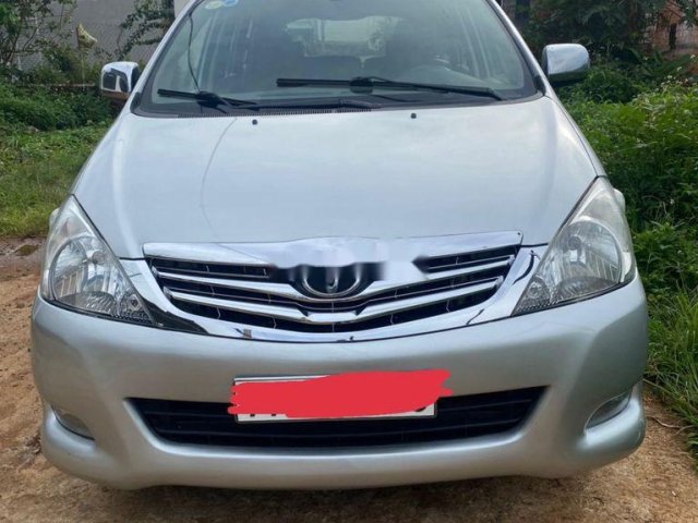 Cần bán xe Toyota Innova năm 2010, màu bạc0