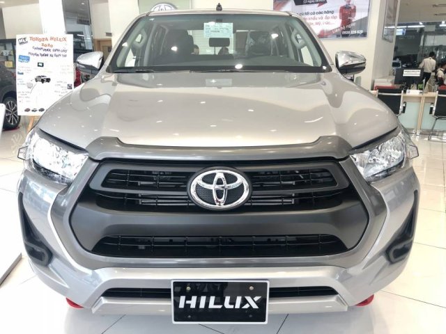 Bán Toyota Hilux 2.4AT 4x2 2021, màu bạc, nhập khẩu nguyên chiếc, 674tr0