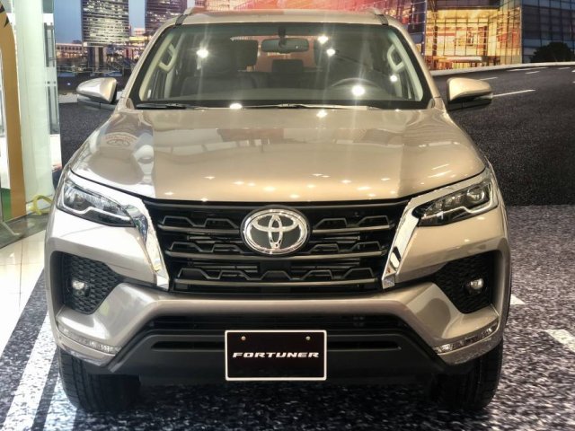 Bán xe Toyota Fortuner 2.4 AT sản xuất 2020, màu ghi vàng0