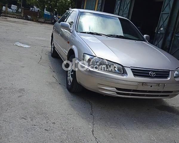 Bán ô tô Toyota Camry đời 2002, màu bạc chính chủ0