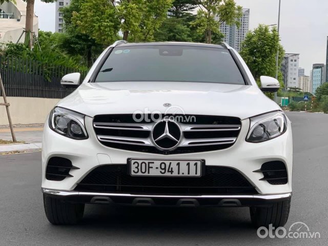 Cần bán xe Mercedes GLC300 sản xuất 2019, màu trắng0