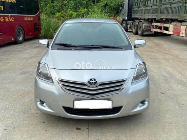 Cần bán xe Toyota Vios 1.5E năm sản xuất 2013, màu bạc0