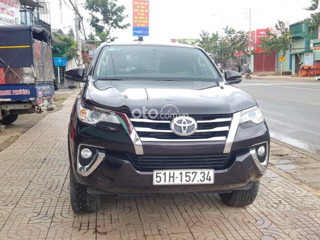 Bán Toyota Fortuner đời 2019, màu đen số tự động0