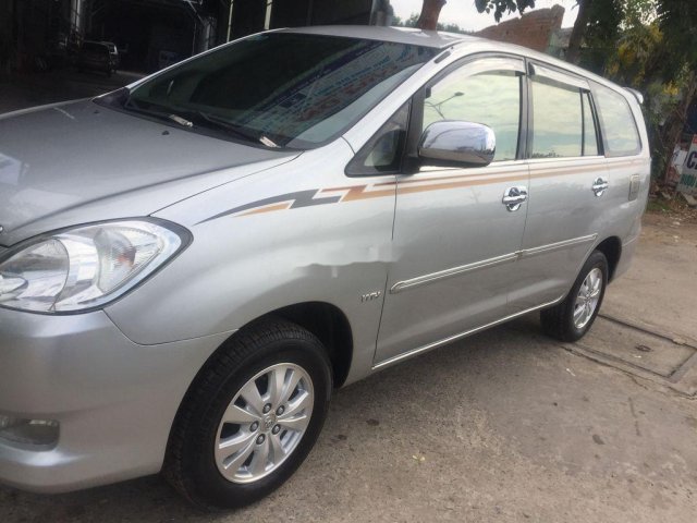 Cần bán xe Toyota Innova năm 2011, màu bạc0