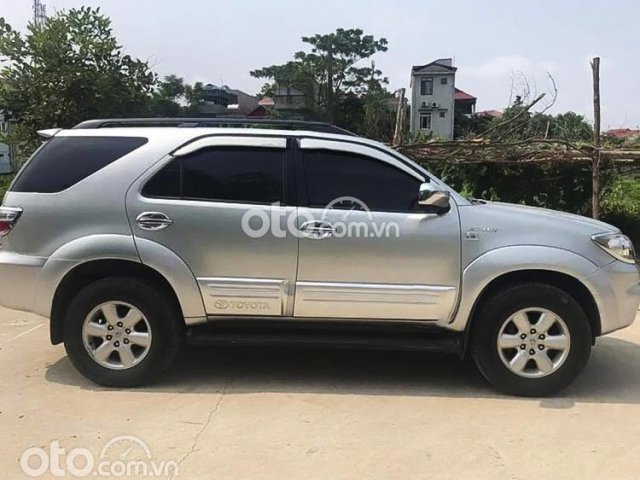 Bán xe Toyota Fortuner 2.7V 4x4 AT sản xuất năm 2011, màu bạc 0