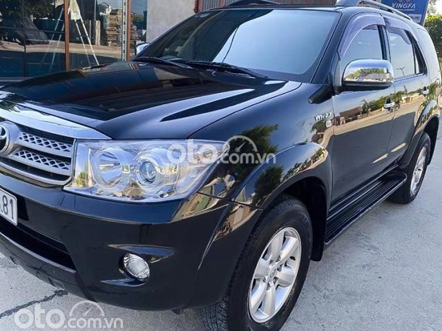 Bán xe Toyota Fortuner 2.7V 4x4 AT sản xuất năm 2011, màu đen còn mới0