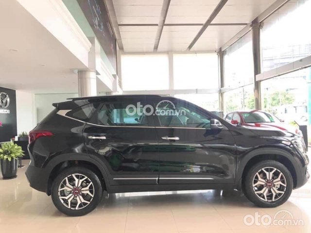 Bán xe Kia Seltos 1.4 Turbo Luxury 2021, màu đen, giá 669tr0