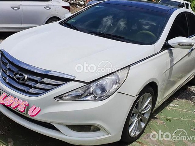 Cần bán Hyundai Sonata 2.0 AT sản xuất 2010, màu trắng, nhập khẩu, giá tốt0