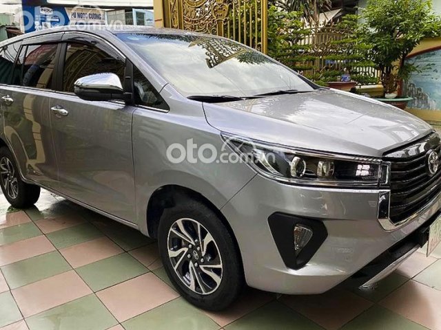 Bán xe Toyota Innova G 2.0 AT sản xuất năm 2021, màu bạc như mới, giá chỉ 829 triệu