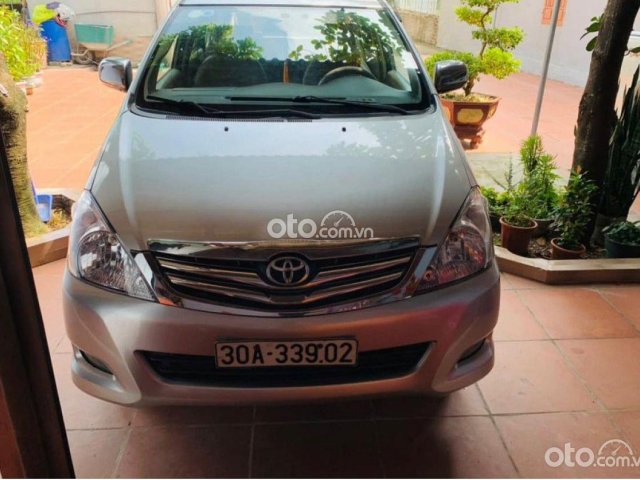 Cần bán xe Toyota Innova G đời 2009, màu bạc số sàn, giá chỉ 250 triệu0