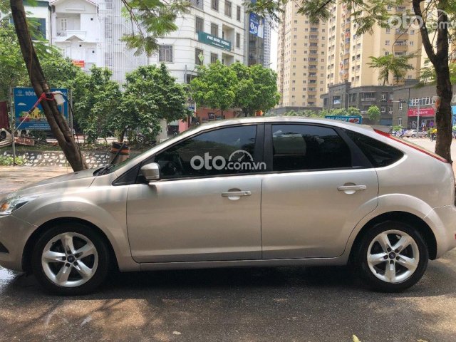 Bán Ford Focus 1.8 AT sản xuất năm 2011, màu vàng, giá chỉ 285 triệu0