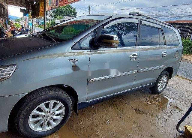 Cần bán lại xe Toyota Innova năm 2012, màu xám còn mới, 300 triệu0