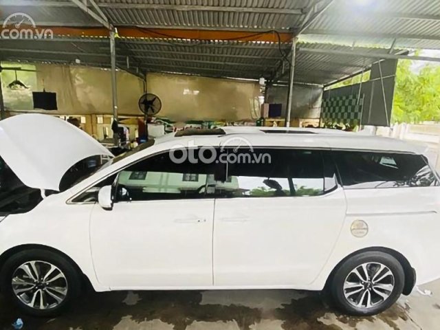 Bán ô tô Kia Sedona DATH 2.2 sản xuất năm 2018, màu trắng xe gia đình, 860tr0