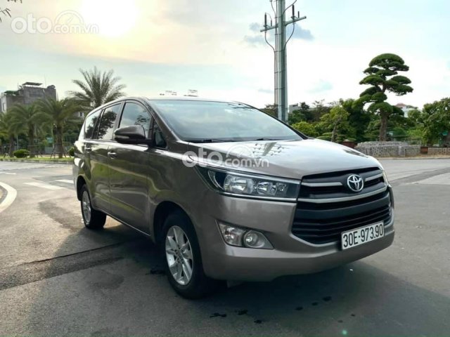 Bán xe Toyota Innova đời 2017, màu xám số tự động0