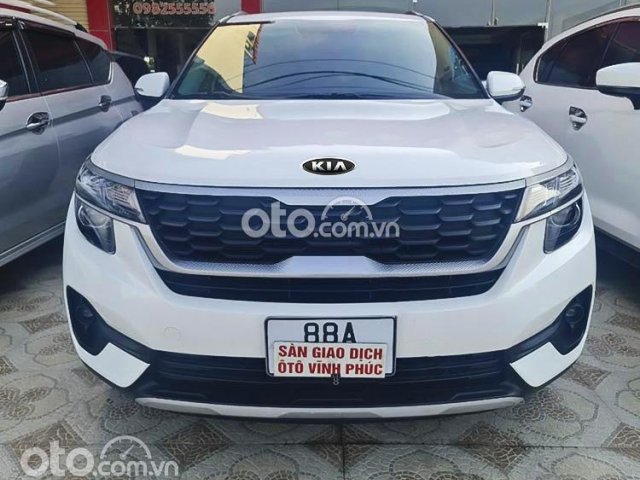 Cần bán Kia Seltos Deluxe sản xuất năm 2021, màu trắng0