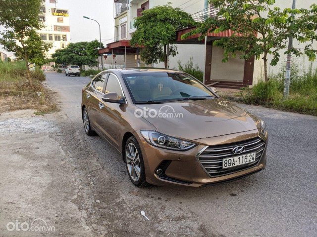 Cần bán gấp Hyundai Elantra 2.0AT sản xuất 2017, màu nâu chính chủ0