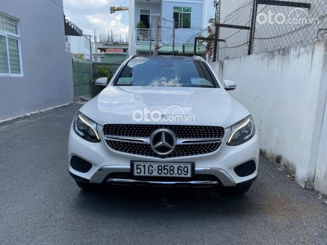 Cần bán Mercedes GLC250 năm 2017, màu trắng0