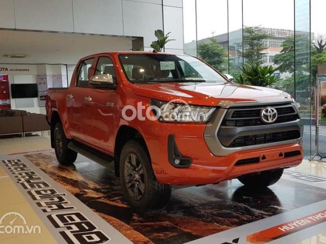 Bán ô tô Toyota Hilux 2 cầu tự động năm sản xuất 2021, màu đỏ cam