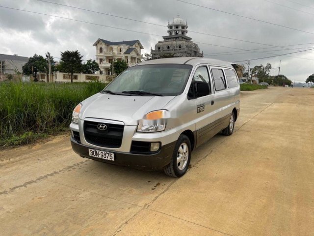 Cần bán xe Hyundai Starex 2004, màu bạc, nhập khẩu nguyên chiếc