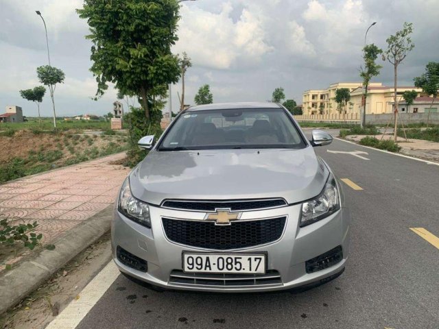 Cần bán gấp Chevrolet Cruze năm 2010, màu bạc chính chủ