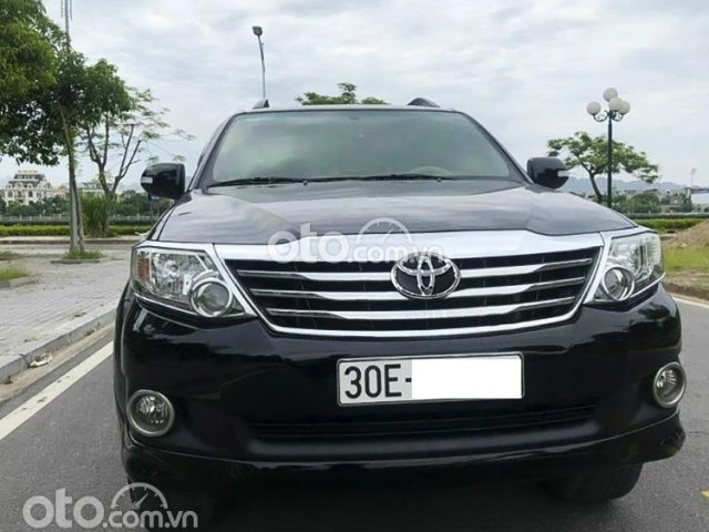 Cần bán xe Toyota Fortuner 2.7V 4x2 AT đời 2013, màu đen còn mới