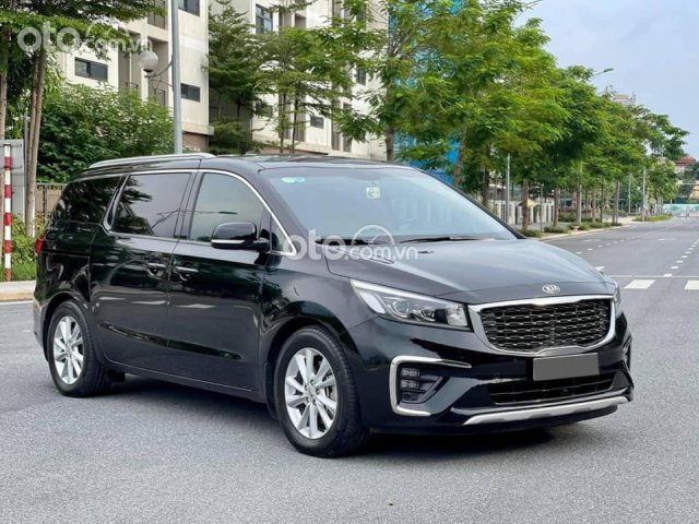 Cần bán gấp Kia Sedona 2.2D Platinum năm 2019, màu đen0