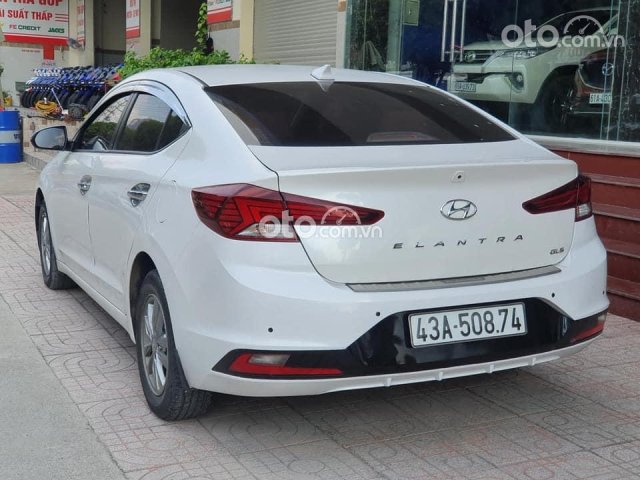 Cần bán gấp Hyundai Elantra MT năm 2019, màu trắng0