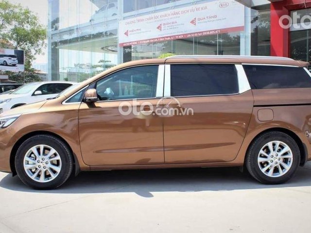 Bán xe Kia Sedona sản xuất 2021, màu nâu, giá 999tr0