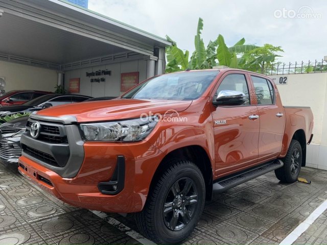 Cần bán xe Toyota Hilux sản xuất năm 2021, màu đỏ, nhập khẩu0